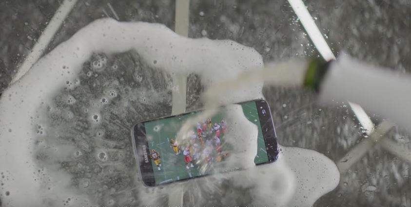 Samsung Galaxy S7 Bisa Masuk Akuarium dan Disiram Sampanye